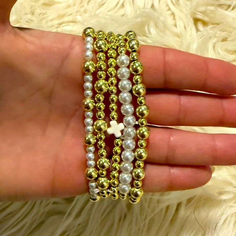 Set of 5 gold bracelets